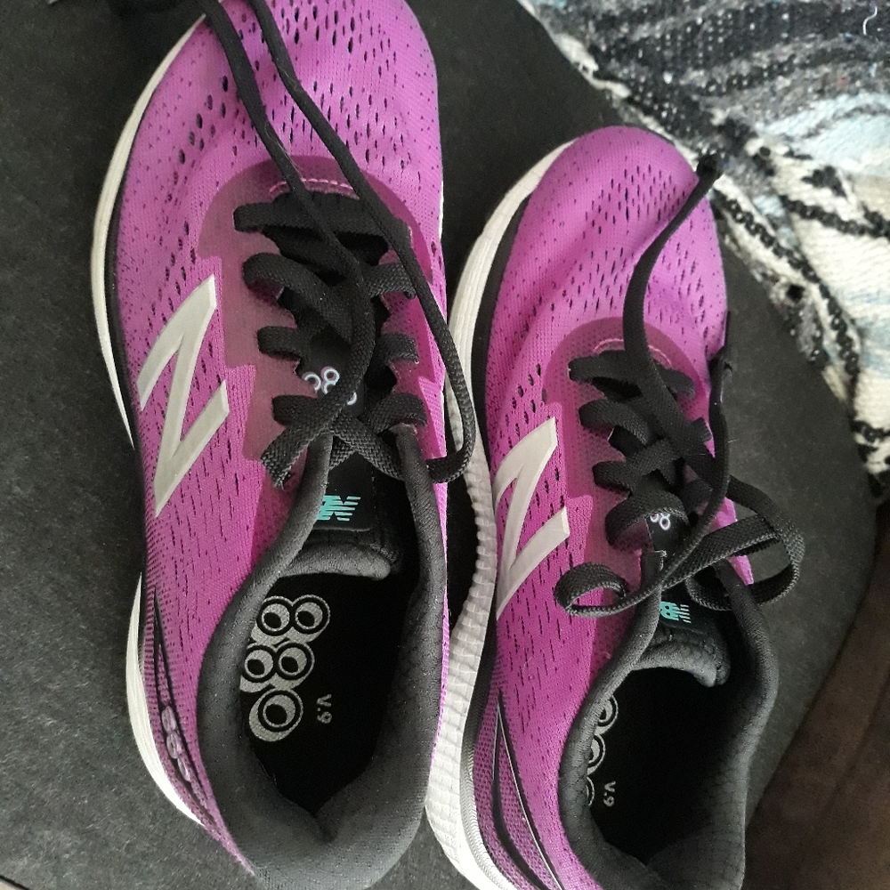 New Balance AbZorb 880 V.9 in Violet on Black 4W